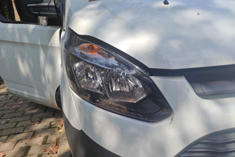 Used Ford Transit 2019 2.0T Diesel Multi-Purpose Commercial Vehicle Short Wheelbase Low Roof 6-Seater China VI Standard Right Front Headlight