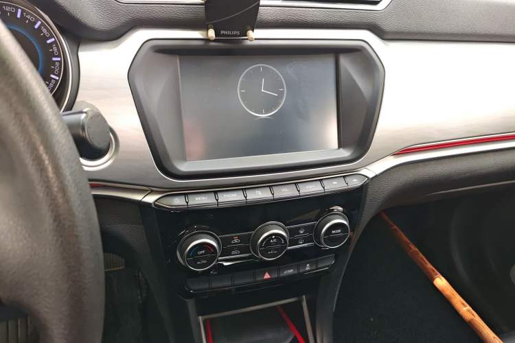 Used Haval H2 2018 Chuanxiang Edition Blue Badge 1.5T Dual-Clutch Two-Wheel Drive Fashionable Model Audio And AC Panel