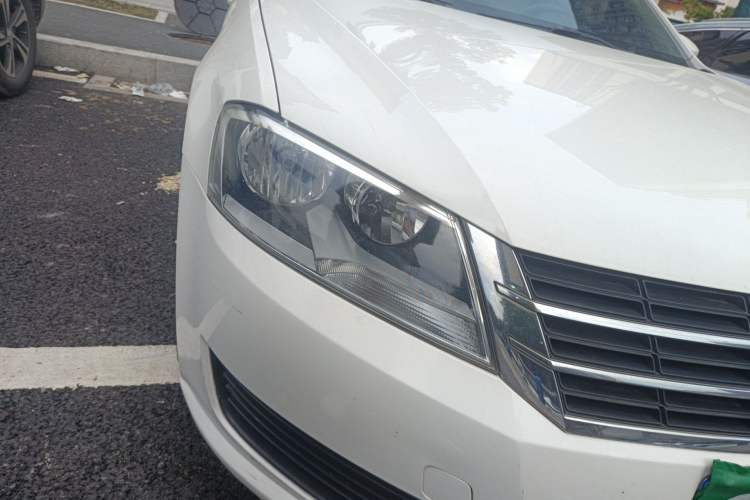 Used Volkswagen Lavida 2015 1.6L Automatic Fashion Edition Right Front Headlight