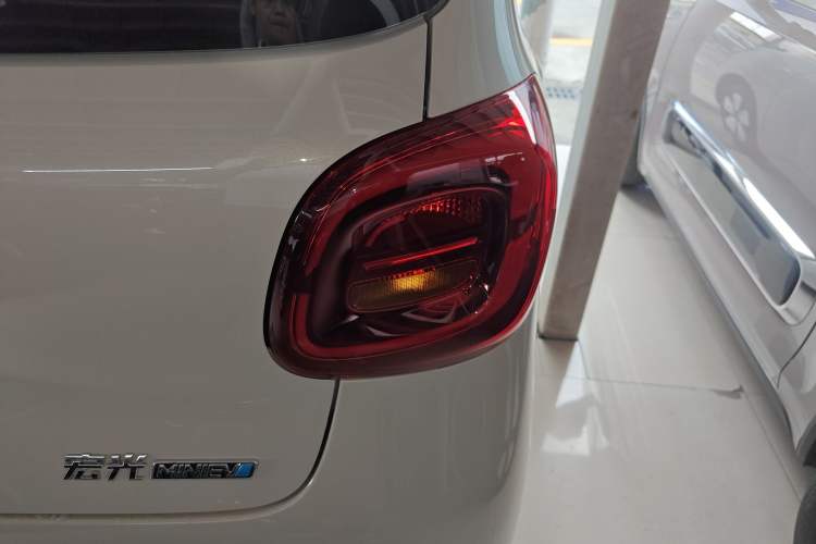 Used Wuling Hongguang MINIEV 2025 Four-Door Version Advanced Edition Right Rear Taillight