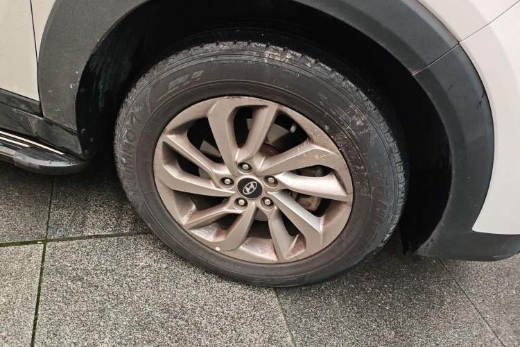 Used Hyundai Tucson 2018 1.6T Dual-Clutch Two-Wheel Drive 15th Anniversary Special Edition Right Front Wheel Hub