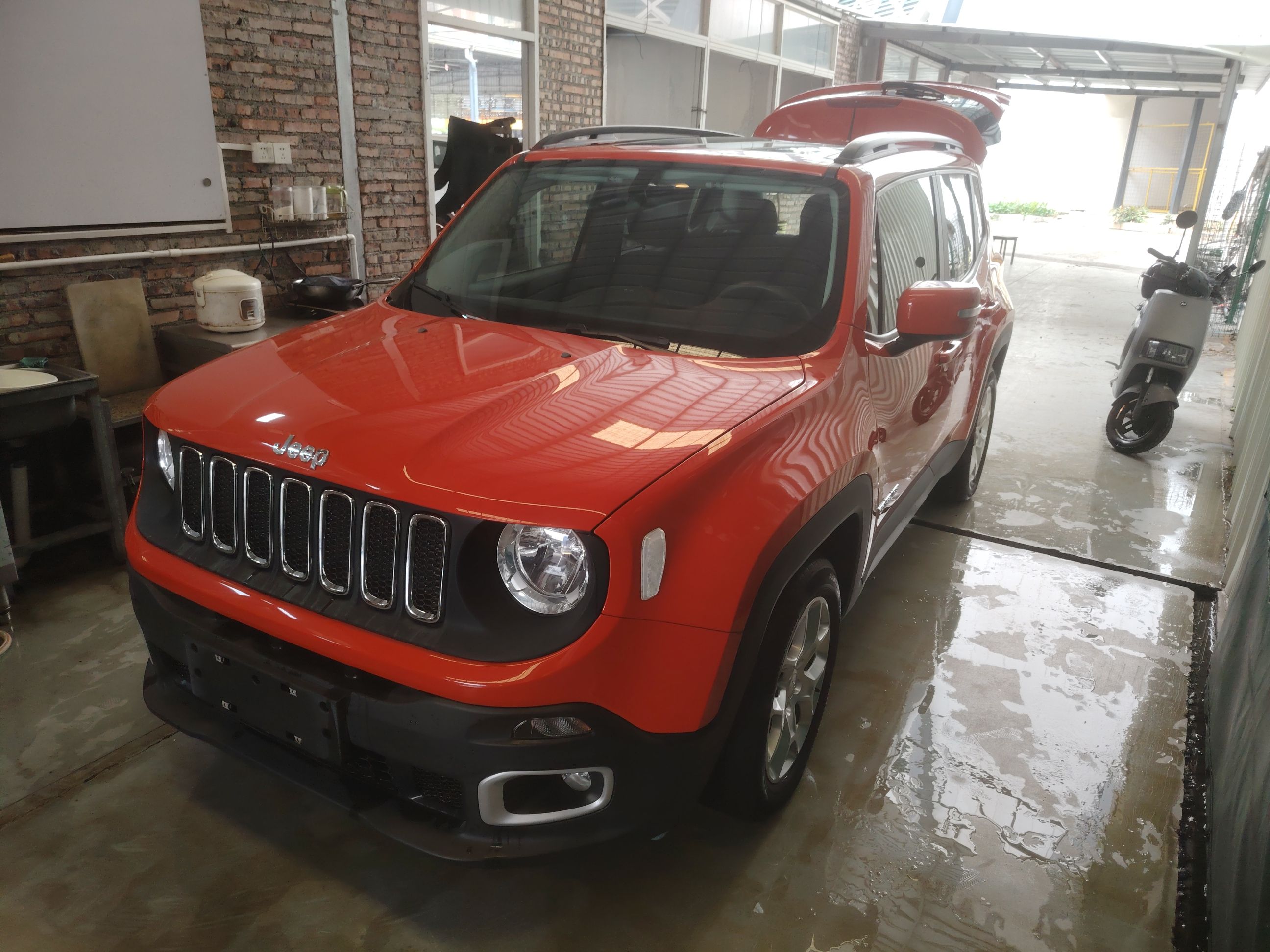 تحت مقدمة السيارة