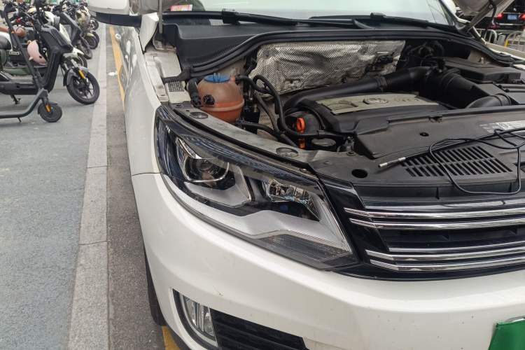 Used Volkswagen Tiguan 2013 1.8 TSI Automatic All-Wheel Drive Luxury Model Right Front Headlight