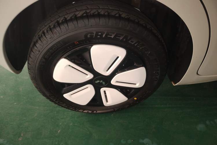 Used Wuling Hongguang MINIEV 2025 Four-Door Version Advanced Edition Right Rear Wheel Hub