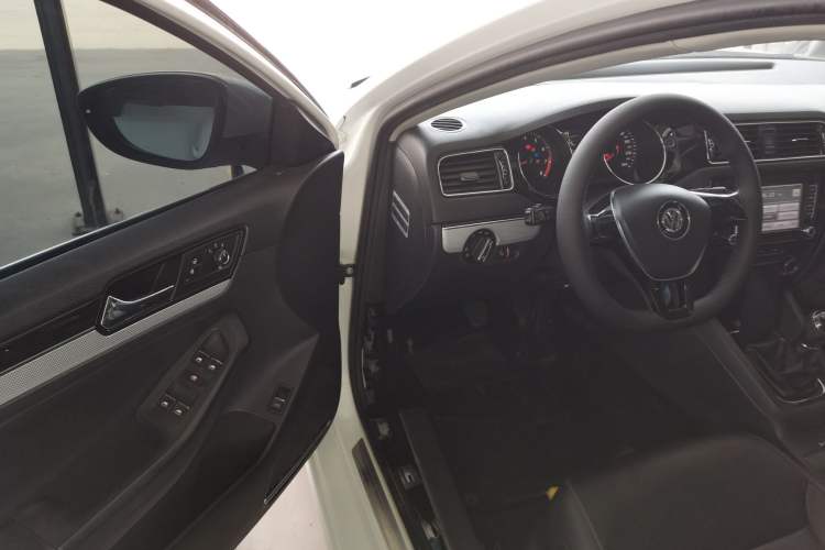 Used Volkswagen Sagitar 2015 1.6L Manual Comfort Model