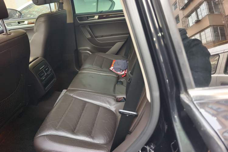 Used Volkswagen Touareg 2011 3.0 TSI High-End Version Left Rear Seat