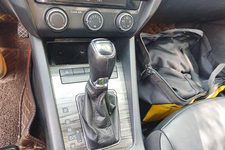 Used Skoda Octavia 2017 1.6L Automatic Smart Drive Edition Gear Lever