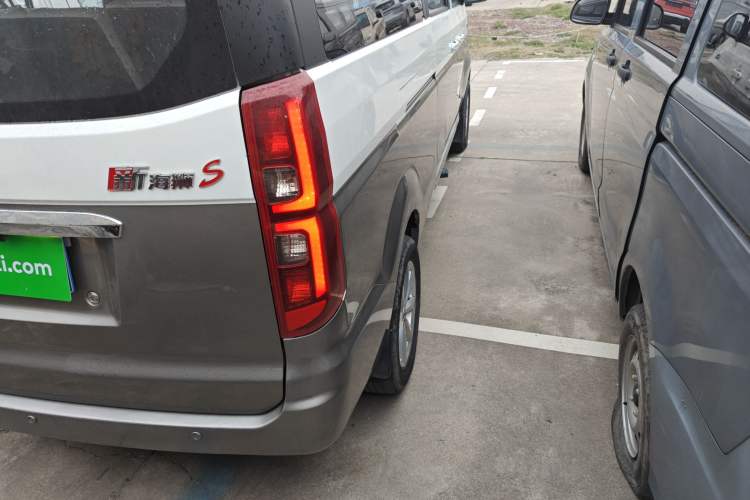 Used Jinbei New Hiace S 2021 1.5L Business-Class Central Air-Conditioned Coach China VI Standard SWC15M Right Rear Taillight