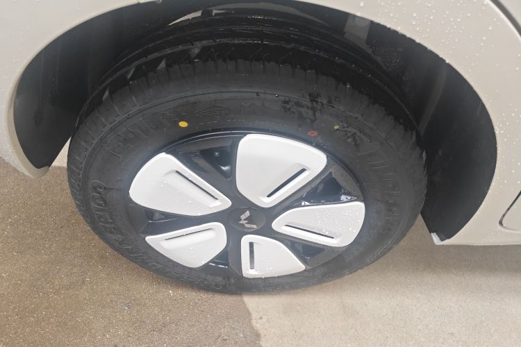 Used Wuling Hongguang MINIEV 2025 Four-Door Version Advanced Edition Right Rear Wheel Hub