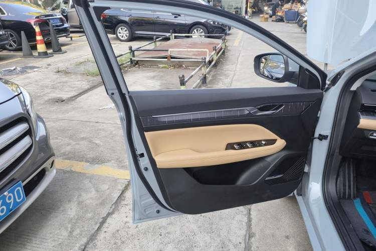 Used Geely Auto Emgrand L HiP 2024 Champion Edition 1.5TD-DHT Pro 100KM Excellence Model
