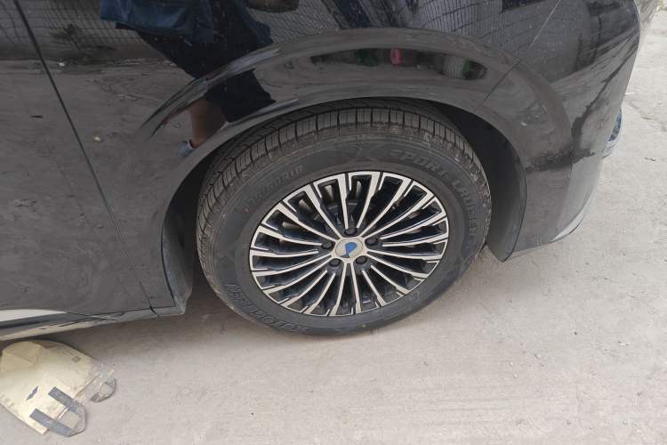 Used Denza D9 2024 DM-i 1050 Luxury Model Right Front Wheel Hub