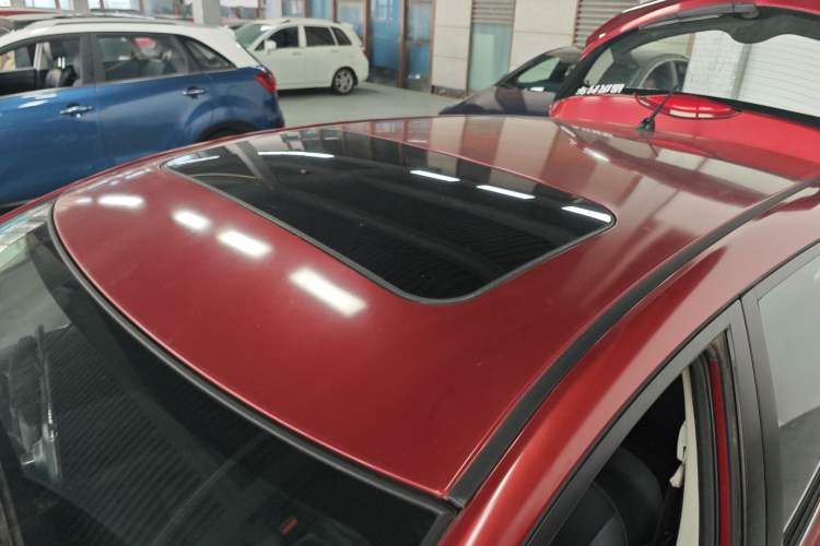 Used Nissan Tiida 2014 1.6L Manual Smart Model Roof