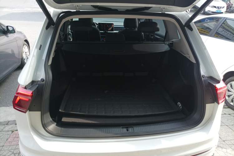 Used Volkswagen Tiguan L 2023 330TSI Automatic Two-Wheel Drive R-Line Enjoyment Edition Trunk