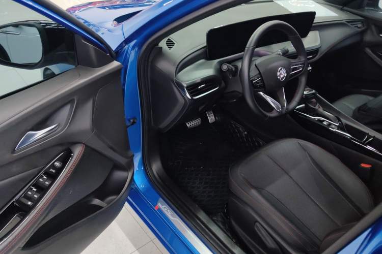 Used Buick Verano 2023 Pro GS Hunter Wind Edition Driver Seat