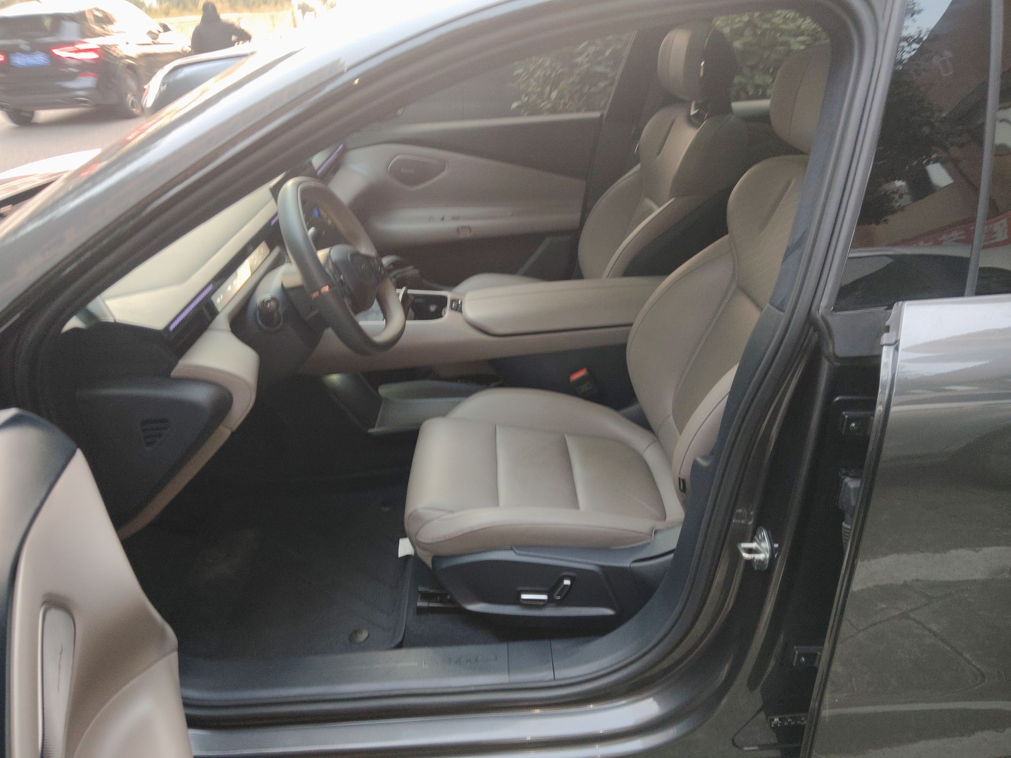 Переднее сиденье в автомобиле