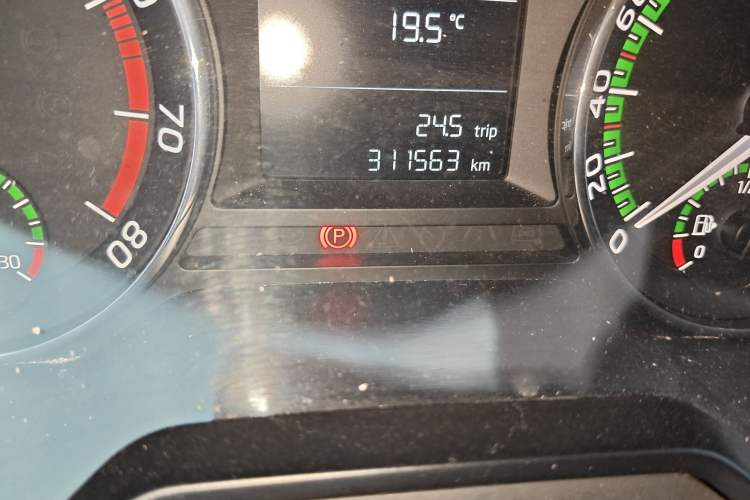 Used Skoda Octavia 2018 1.6L Manual Standard Edition Odometer Close Up