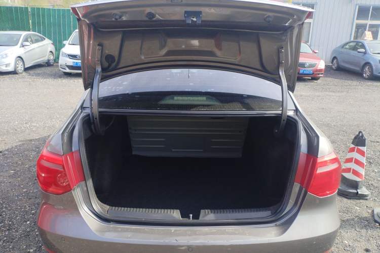 Used Volkswagen Jetta 2015 Zhuihui Edition 1.6L Manual Comfort Model Trunk