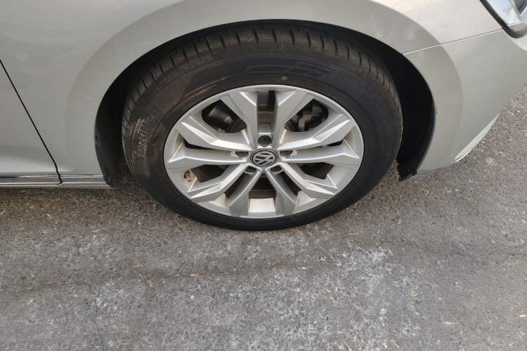 Used Volkswagen Magotan 2017 330TSI DSG Luxury Model Right Front Wheel Hub