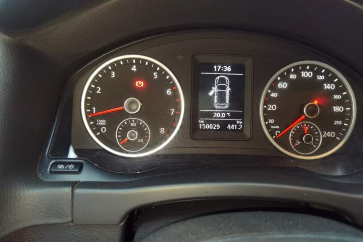 Used Volkswagen Tiguan 2015 1.8TSI Manual Two-Wheel-Drive Limited Edition Odometer Close Up