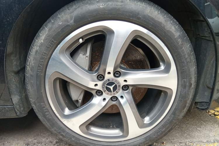 Used Mercedes-Benz E-Class 2018 Restyled E 300 L Sporty and Stylish Edition Right Front Wheel Hub