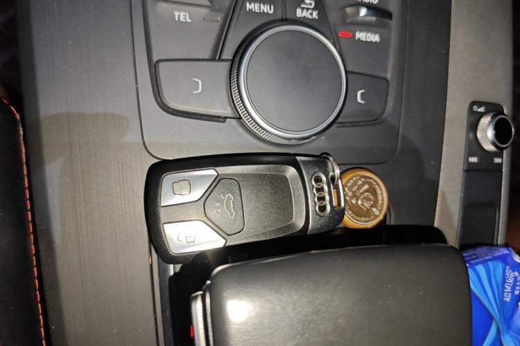 Used Audi Q5L 2018 40 TFSI Prestige Edition China VI Emission Standard Vehicle Key