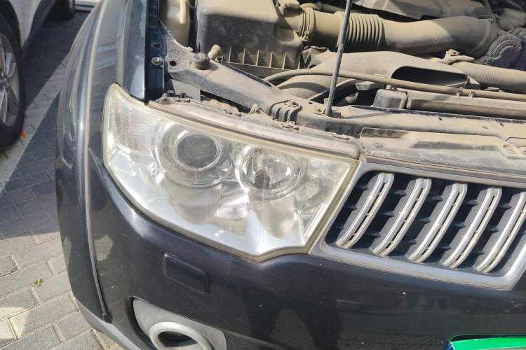 Used Mitsubishi Pajero Sport 2011 3.0L Luxury Navigation Edition Right Front Headlight