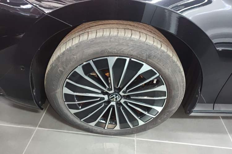 Used Volkswagen Magotan 2024 380TSI DSG Prestige Edition DaMai Package Left Front Wheel Hub