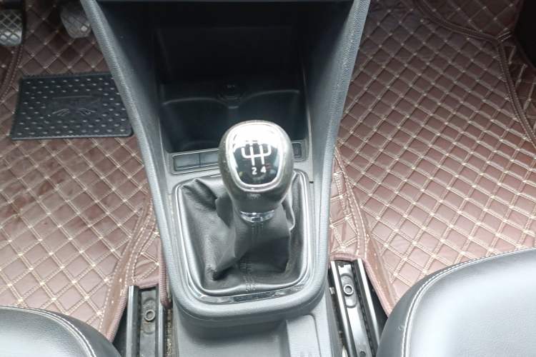 Used Skoda Rapid 2018 1.6L Manual Comfort Edition Gear Lever