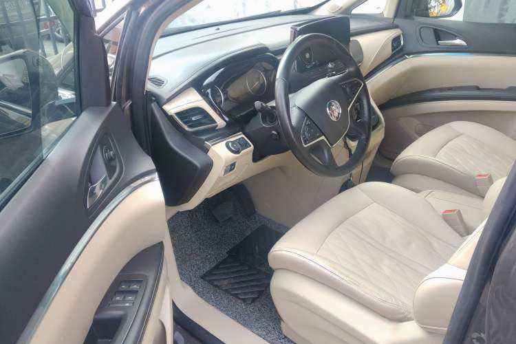 Used Buick GL8 2023 Facelifted Land Cruiser Executive Luxury Version