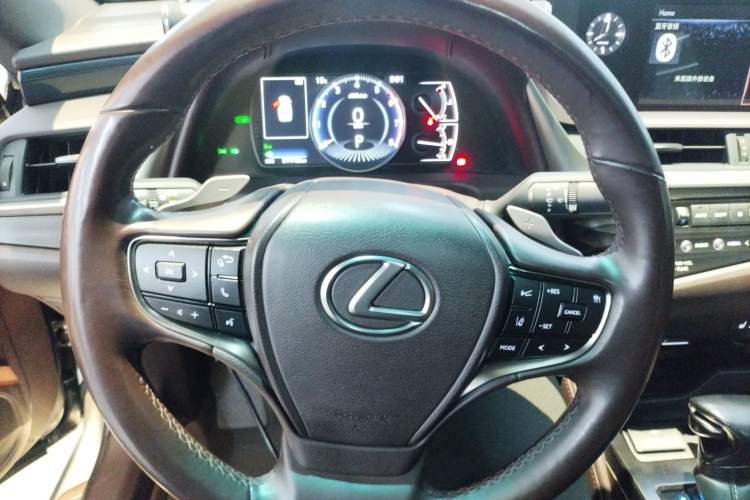 Used Lexus ES 2020 300h Deluxe Edition
