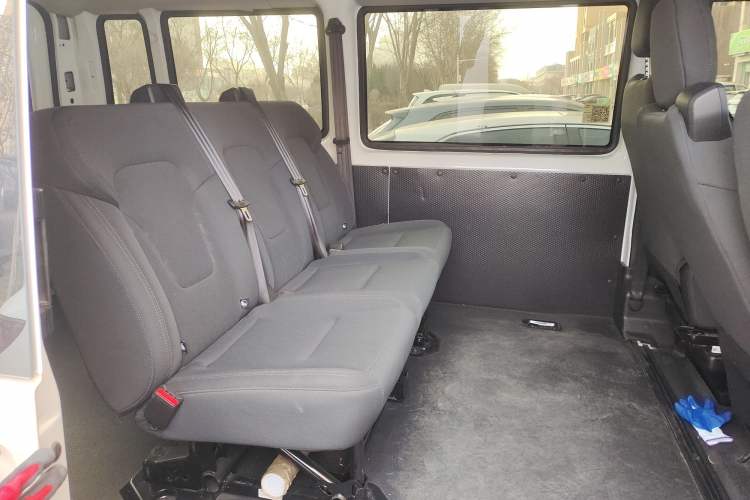 Used JMC Fushun 2023 2.0T Automatic Short-Wheelbase Low-Roof Commercial & Multi-Purpose Passenger Vehicle 6-Seater with Dual-Opening Tailgate Interior 4