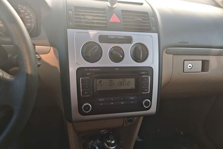 Used Volkswagen Touran 2008 2.0L Smart Edition 5-seat Manual Audio And AC Panel