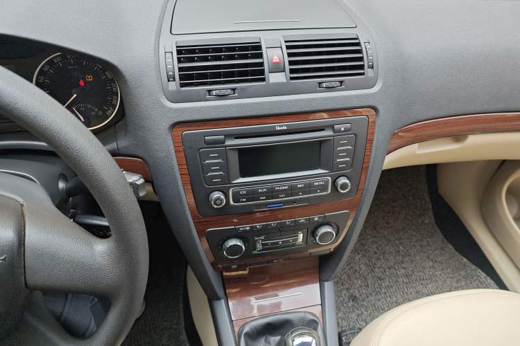 Used Skoda Octavia 2012 1.6L Manual Yijun Edition Audio And AC Panel