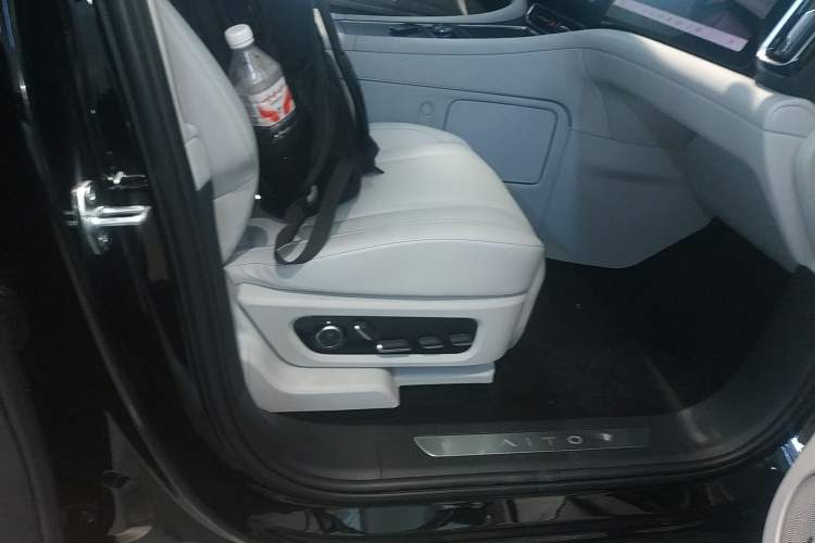 Used Hima AITO M9 2025 Extended-Range Ultra Version 52 kWh 5-Seater Edition Right Front Seat