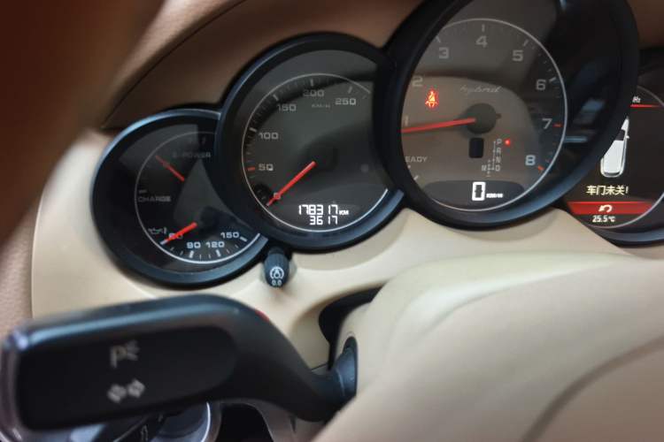 Used Porsche Cayenne 2011 Cayenne S Hybrid 3.0T Odometer Close Up