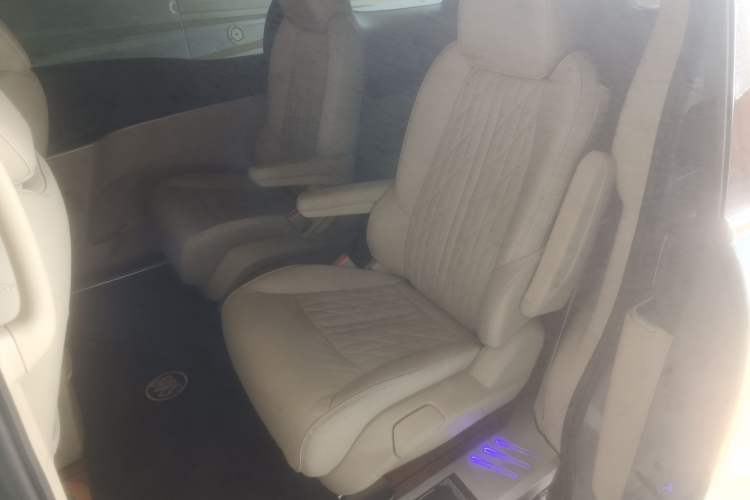 Used Buick GL8 2023 Facelifted Land Cruiser Executive Luxury Version