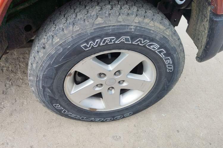 Used Jeep Wrangler 2014 3.0L Sahara Four-Door Edition Right Front Wheel Hub