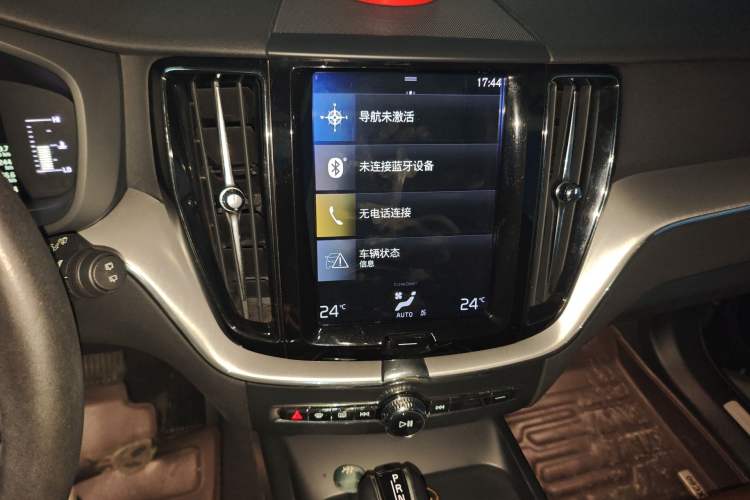 Used Volvo XC60 2019 T5 4x4 Smart Edition China VI Standard Audio And AC Panel