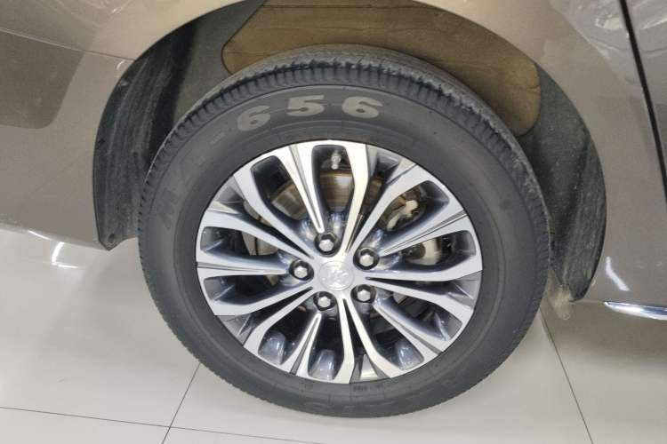 Used Buick GL8 2023 Facelifted Land Cruiser Executive Luxury Version