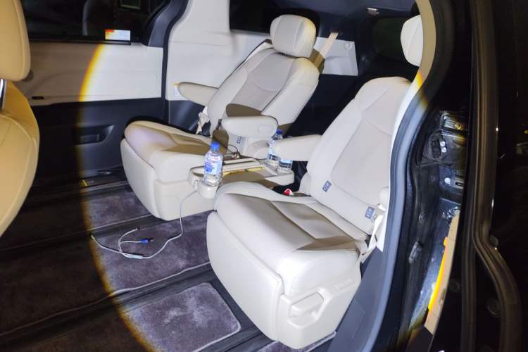 Used Toyota SIENNA 2023 2.5L Hybrid Deluxe Edition Left Rear Seat