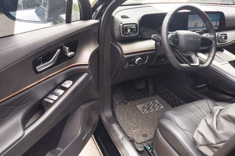 Used Chery Tiggo 9 2025 2.0T Dual-Clutch Two-Wheel Drive Luxury Edition 5 Seats Driver Seat