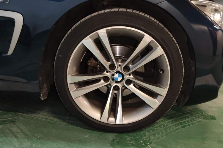 Used BMW 4 Series 2014 420i Convertible Sports Design Package Right Front Wheel Hub