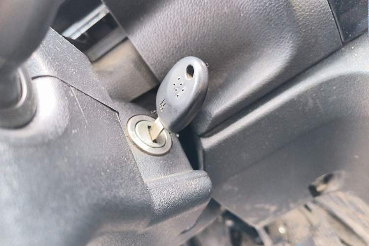 Used Iveco Daily 2023 2.5T V40 Van Long Wheelbase Mid-Roof Dual Tires Manual Doors 2-3 Seater
