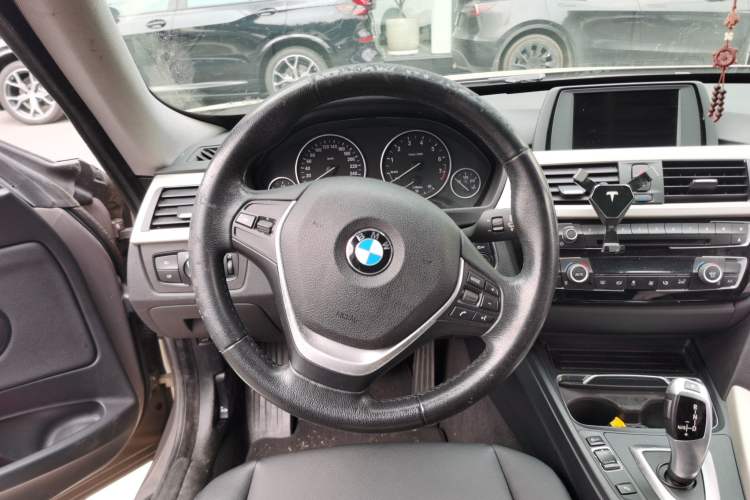 Used BMW 3 Series GT 2017 320i Sport Edition Steering Wheel