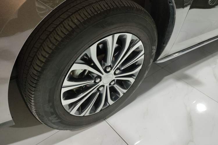 Used Buick GL8 2023 Facelifted Land Cruiser Executive Luxury Version
