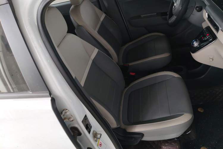 Used ORA White Cat 2022 Xiaoyue Mao Edition 360 km Luxury Model Lithium NMC Right Front Seat