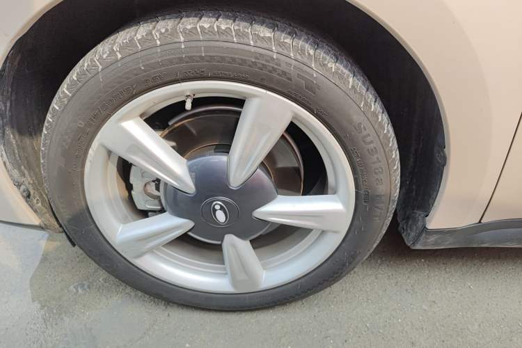 Used ORA Good Cat 2022 400km Standard Range Luxury Version Lithium Iron Phosphate Left Front Wheel Hub