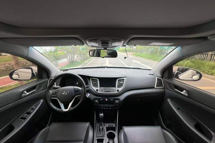 Used Hyundai Tucson 2018 1.6T Dual-Clutch Two-Wheel Drive 15th Anniversary Special Edition Center Console