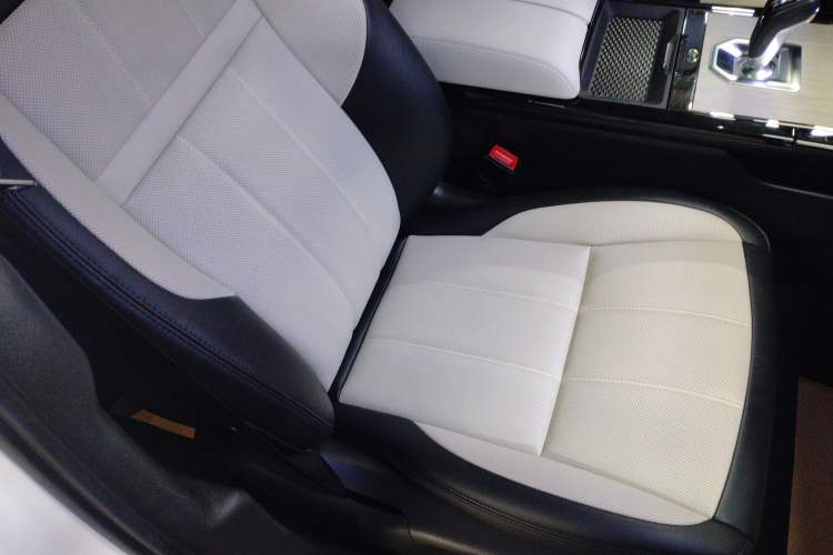 Used Land Rover Range Evoque New Energy 2023 Aurora L P300e Plug-in Hybrid Electric Version Right Front Seat