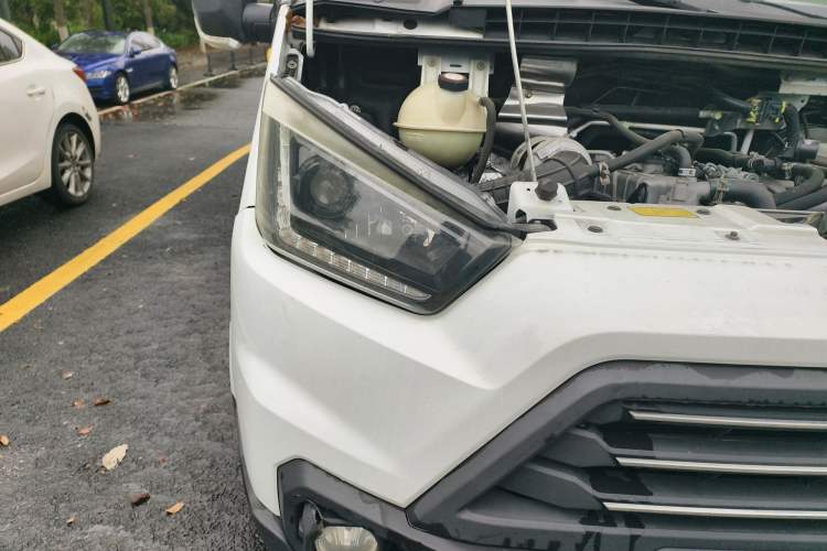 Used JMC Transit 2017 2.8T Commercial Version Short Wheelbase Mid-Roof 6/7/8-Seater JX493 Right Front Headlight